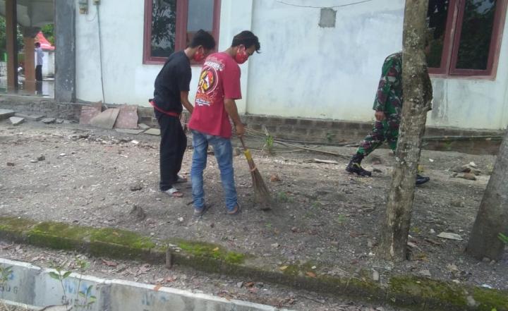 Bantu Remas, Serda Sutriyono Anggota Satgas TMMD Bojonegoro Bersih-Bersih Masjid